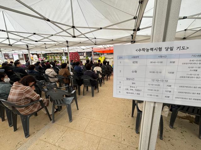 Visitors pray for students success on the College Scholastic Ability Test CSAT at Jogyesa Temple in Seoul Nov 14 2024  AJP Han Jun-gu