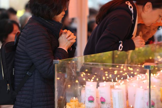 Visitors pray for students success on the College Scholastic Ability Test CSAT at Jogyesa Temple in Seoul Nov 14 2024  AJP Han Jun-gu