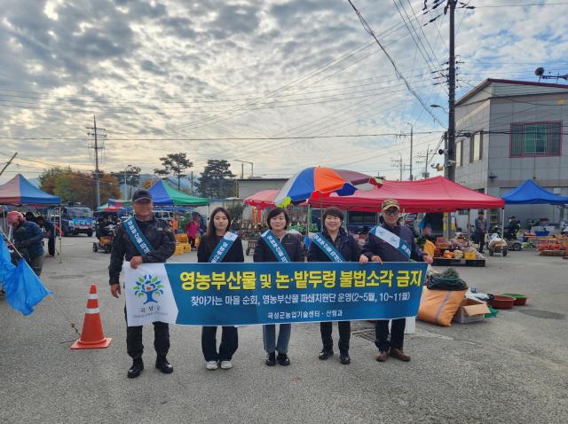 곡성군은 전통시장에서 영농부산물 소각 금지와 파쇄에 동참할 것을 당부하며 홍보물을 전달했다 사진곡성군
