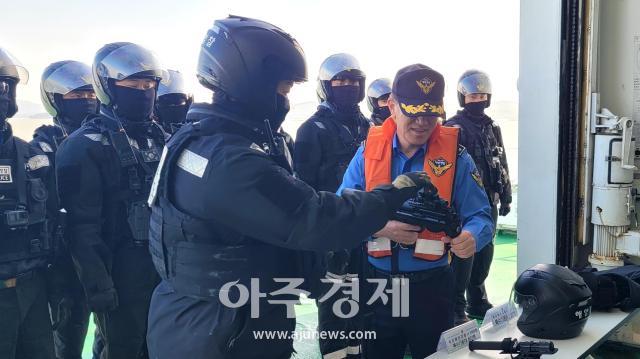 권오성 목포해양경찰서장이 3009함에 편승해 관할해역으로 이동하며 해상특수기동대 진압장비 장구류 등의 작동 상태를 점검하고 있다사진목포해경