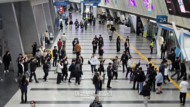 지스타 2024 전시장에 줄지어 입장하는 관람객들 사진성상영 기자