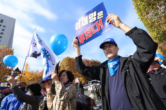 공직선거법상 허위사실 공표 혐의를 받는 더불어민주당 이재명 대표의 1심 선고 공판이 열리는 15일 오후 서울 서초구 서울중앙지방법원 인근에서 더민주혁신회의 등 단체가 지지집회를 열고 있다 사진연합뉴스