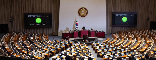 2일 오후 서울 여의도 국회에서 열린 본회의에서 검사 탄핵소추안의 법제사법위원회로의 회부 동의의 건이 가결되고 있다 20240702사진유대길 기자 dbeorlf123ajunewscom