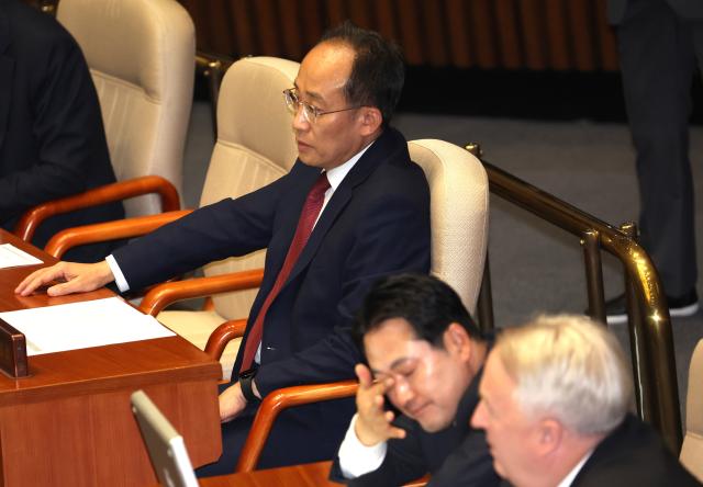 추경호 국민의힘 원내대표가 14일 오후 국회 본회의에서 굳은 표정으로 자리에 앉아 있다 사진연합뉴스