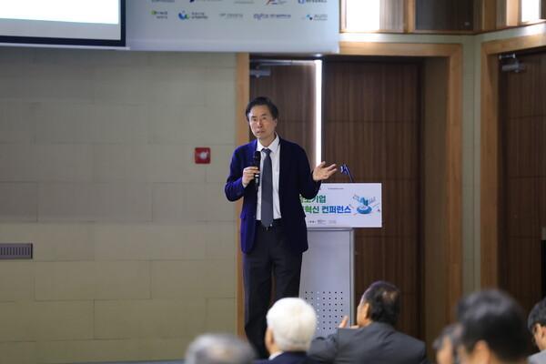 Kim Ki-chan Vice President for International Affairs at President University in Indonesia is giving a presentation on strategies for global expansion and scaling up for small and medium-sized enterprises