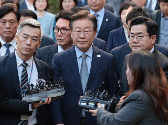 공직선거법상 허위사실 공표 혐의를 받는 더불어민주당 이재명 대표가 15일 오후 서울 서초구 서울중앙지법에서 열린 1심 선고공판 출석을 마치고 법정을 나서고 있다 사진연합뉴스