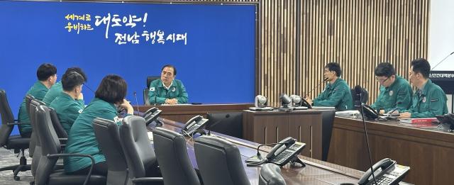 전남도는 재난안전대책본부가 구성됨에 따라 재난안전종합상황실을 운영해 축산 농가 예찰 등 상황관리를 위한 비상근무 체제에 돌입했다사진전남도