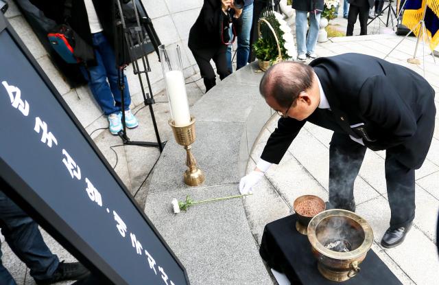 Liberation Association President Lee Jong-chan lays a flower tribute during a memorial ceremony for independence activists at Seoul National Cemetery in Seoul on Nov 15 2024 AJP Kim Dong-woo