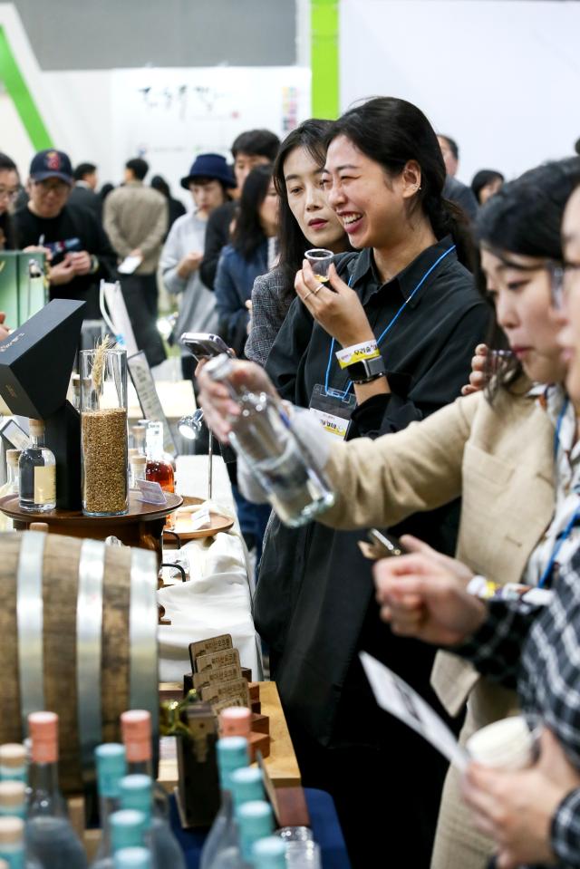 Visitors sample traditional Korean liquors at the Korean Sool Grand Festival 2024 at aT Center in Seoul on Nov 15 2024 AJP Kim Dong-woo