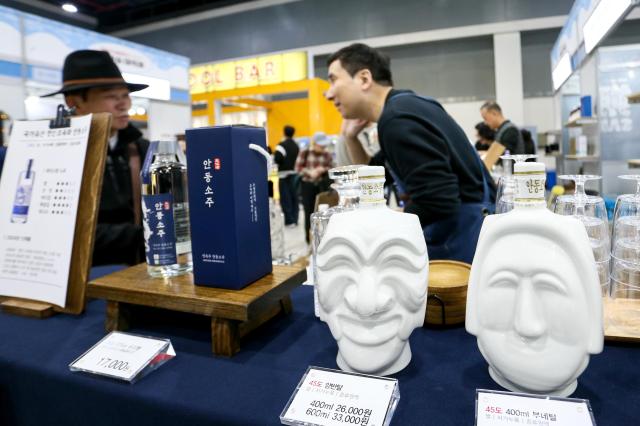 Visitors sample traditional Korean liquors at the Korean Sool Grand Festival 2024 at aT Center in Seoul on Nov 15 2024 AJP Kim Dong-woo