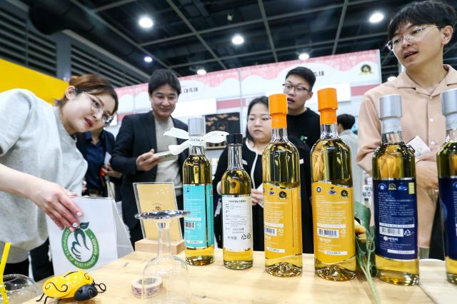 Visitors listen to an exhibitors explanation at the Korean Sool Grand Festival 2024 at aT Center in Seoul on Nov 15 2024 AJP Kim Dong-woo