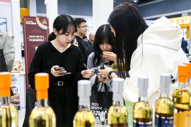 Visitors sample traditional Korean liquors at the Korean Sool Grand Festival 2024 at aT Center in Seoul on Nov 15 2024 AJP Kim Dong-woo