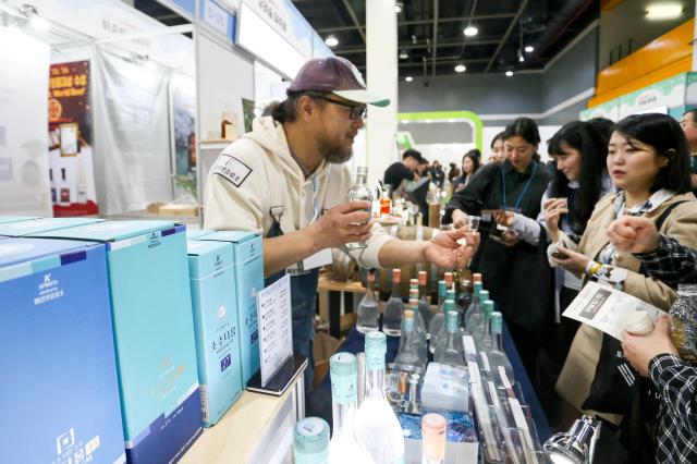 Visitors sample traditional Korean liquors at the Korean Sool Grand Festival 2024 at aT Center in Seoul on Nov 15 2024 AJP Kim Dong-woo