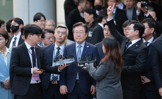 더불어민주당 이재명 대표가 15일 오후 서울 서초구 서울중앙지법에서 열린 공직선거법 위반 혐의 관련 1심 선고 공판을 마친 뒤 취재진 질문에 답하고 있다 사진연합뉴스