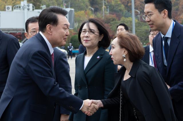 윤석열 대통령이 14일 성남 서울공항에서 31차 아시아태평양경제협력체APEC 및 19차 주요 20개국G20 정상회의 참석을 위해 출국하며 환송 나온 마르시아 도네르 아브레우 주한 브라질 대사와 악수하고 있다  20241114  대통령실 제공 재판매 및 DB 금지