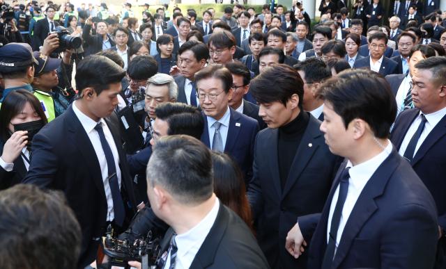 이재명 더불어민주당 대표가 15일 오후 서울 서초구 서울중앙지법에서 열린 공직선거법 위반 혐의 관련 1심 선고 공판을 마친 뒤 법원 청사를 나서고 있다 이날 서울중앙지법 형사합의34부한성진 부장판사는 공직선거법 위반 혐의로 불구속기소된 이 대표에게 징역 1년에 집행유예 2년을 선고했다 사진연합뉴스