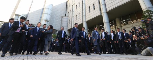 이재명 더불어민주당 대표가 15일 오후 서울 서초구 서울중앙지법에서 열린 공직선거법 위반 혐의 관련 1심 선고 공판을 마친 뒤 같은 당 소속 의원들과 함께 청사를 나서고 있다 이날 서울중앙지법 형사합의34부한성진 부장판사는 공직선거법 위반 혐의로 불구속기소된 이 대표에게 징역 1년에 집행유예 2년을 선고했다 사진 연합뉴스