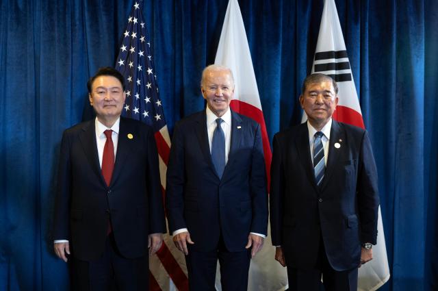 President Yoon Suk Yeol left US President Joe Biden center and Japanese Prime Minister Shigeru Ishiba pose for a photo before their trilateral summit in Lima on Nov 15 2024 Yonhap