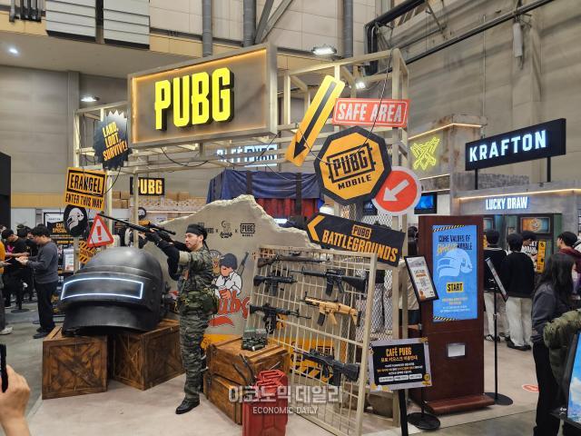 벡스코 제1전시장의 ‘카페 펍지CAFÉ PUBG’는 배틀그라운드의 상징적인 요소를 활용한 도넛과 음료를 제공하며 관람객들에게 잠깐의 여유를 선사했다사진선재관 기자