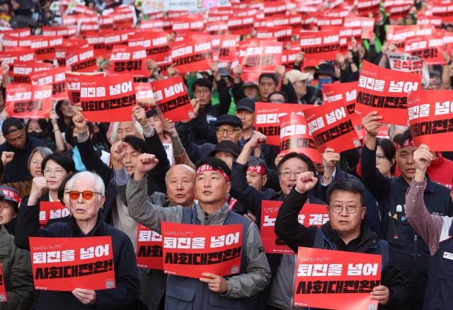 지난 9일 오후 서울 숭례문 일대에서 열린 1차 퇴진 총궐기에서 민주노총 조합원들이 구호를 외치고 있다 사진연합뉴스