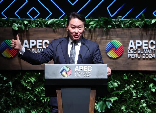 2025 경주 APEC CEO 서밋 의장을 맡게 되는 최태원 대한상공회의소 회장이 지난 11월 15일현지시간 페루 리마 국립대극장에서 열린 아시아태평양경제협력체APEC CEO 서밋에서 지휘봉을 인수한 뒤 내년 행사 주제와 계획을 밝히고 있다 사진연합뉴스