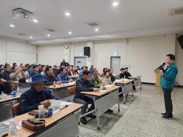 이남철 고령군수가 블루베리 품목별 연구회 특강에 참석해 격려사를 하고 있다사진고령군