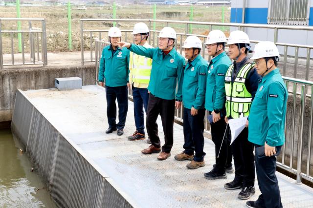 김윤철 합천군수와 합천군 관계자들이 압곡지구 가뭄대비 용수관로 설치현장을 둘러보고 있다사진합천군