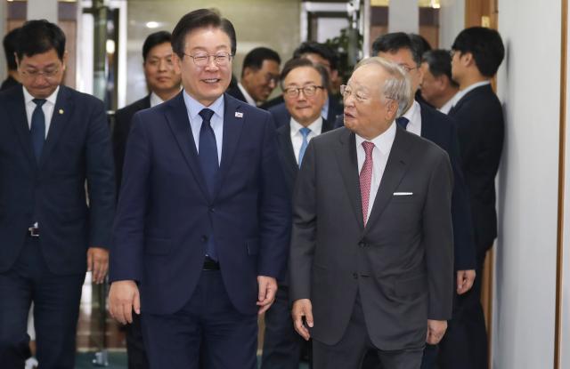  이재명 대표가 11일 오전 서울 마포구 경총회관에서 손경식 한국경영자총협회 회장과 대화하며 이동하고 있다 사진연합뉴스