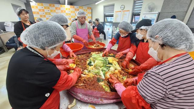 사랑의 연탄나눔운동본부는 대구대학교 학생 10여 명과 서구 비산동 일대 자원봉사자 10여 명이 참여하여 사랑의 김장을 하고 있다 사진이인수 기자