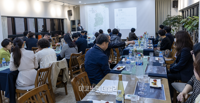 지난 16일 전북 완주군 소양면 오성한옥마을에서 열린 ‘완주군 중소기업 NEW Networking Day’ 행사에서 참석자들이 발표를 경청하고 있다 사진박명섭 기자