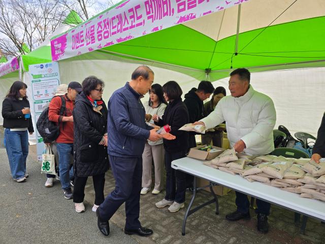 제4회 무안 YDYoung Dream 페스티벌중 인기몰이를 한 1회용품 없는 축제장을 만들기 위한 텀블러 이벤트에서 김산 군수가 줄을 선 관광객들에게 쌀을 나눠주고 있다사진김옥현 기자