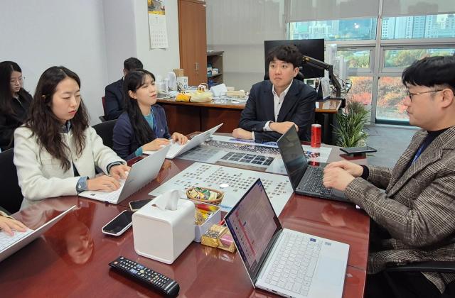 개혁신당 이준석 의원이 15일 국회 의원회관 사무실에서 기자들과 질의응답을 하고 있다 사진연합뉴스