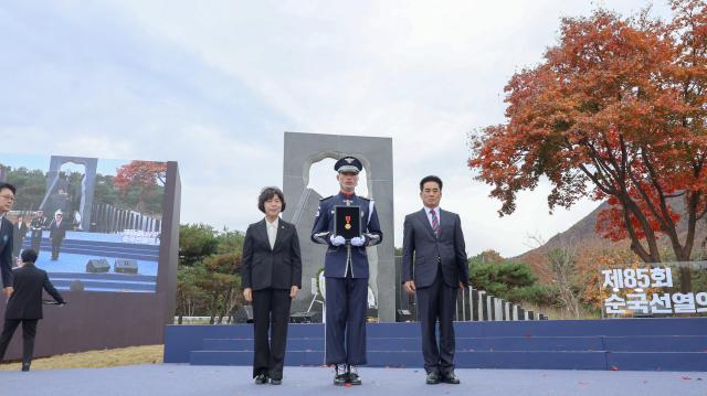 강정애 국가보훈부 장관이 17일 오전 대전시 유성구 국립대전현충원에서 열린 제85회 순국선열의 날 기념식에 참석해 독립유공자 포상을 수여하고 있다 사진국가보훈부