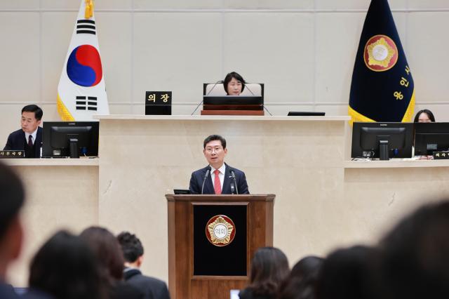 이 시장이 시의회 정례회의서 시정운영 방향을 밝히고 있다사진용인시