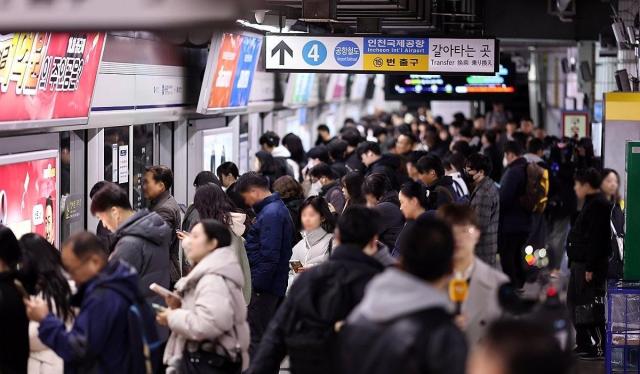 People wait for a train at Seoul Station on Nov18 2024 Yonhap