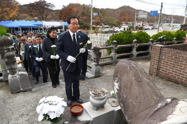 제13회 일문구의사 추모행사에서 유희태 완주군수가 추모탑에 헌화하고 있다사진완주군