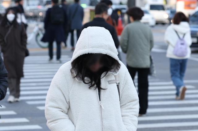 아침 최저기온이 영하권으로 내려간 18일 오전 서울 종로구 광화문광장 인근 모습 사진연합뉴스