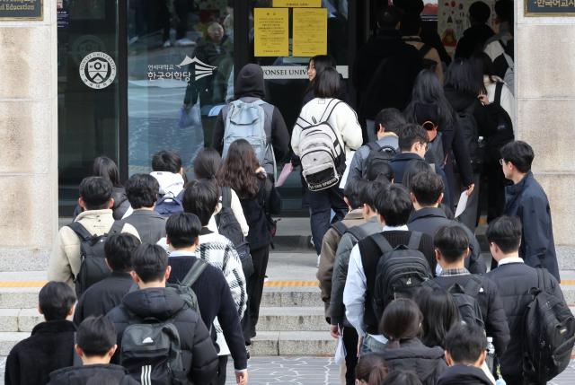 지난 17일 오후 서울 서대문구 연세대에서 2025학년도 대입 수시모집 학생부종합전형활동우수형 자연계열 면접구술시험에 응시한 수험생들이 고사장으로 들어가고 있다 사진연합뉴스