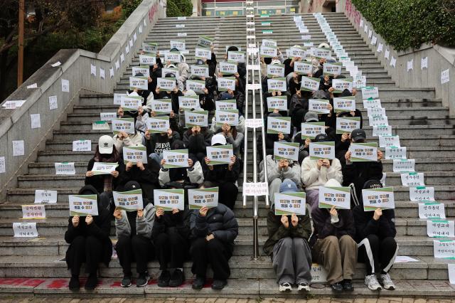 동덕여대가 남녀공학으로 전환하는 방안을 논의한 것으로 알려지면서 시작된 학내 시위가 계속된 지난 14일 오전 학생들이 서울 성북구 동덕여대에서 학교는 우리를 꺾을 수 없다라고 적힌 손팻말을 들고 있다 사진연합뉴스