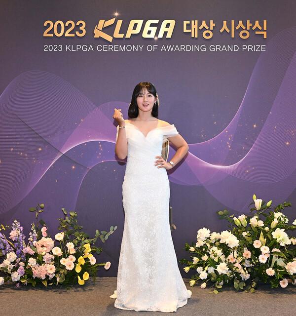 2023 KLPGA 대상 시상식에서 인기상을 수상한 박현경 사진KLPGA