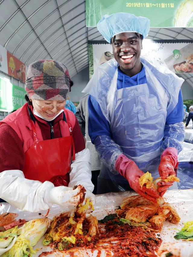 지난 17일 오후 평창군 진부면 송어축제장에서 열린 2024평창고랭지김장축제를 찾은 외국인이 김장 체험하고 있다 