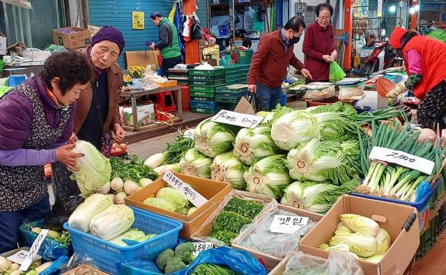 김장재료 판매 모습 사진한국농수산식품유통공사 