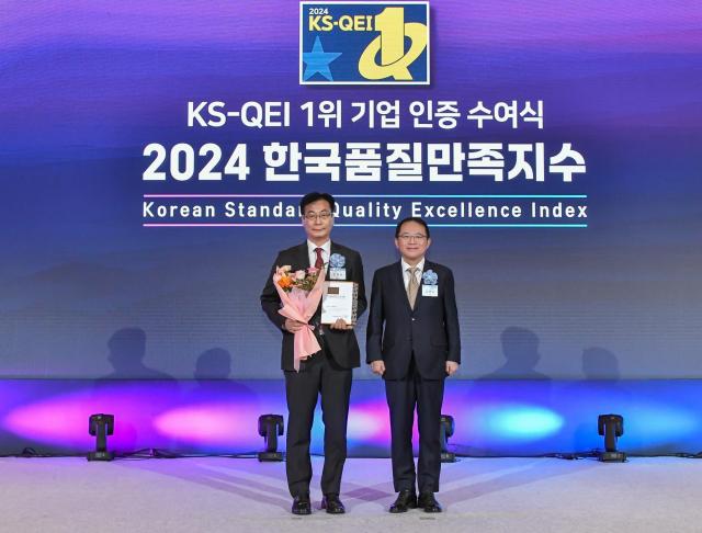 지난 6일 롯데호텔 서울에서 열린 ‘2024 한국품질만족지수KS-QEI’ 인증 수여식에서 에몬스 김판수 감사왼쪽가 강명수 한국표준협회장오른쪽과 기념 촬영을 하고 있다 사진에몬스