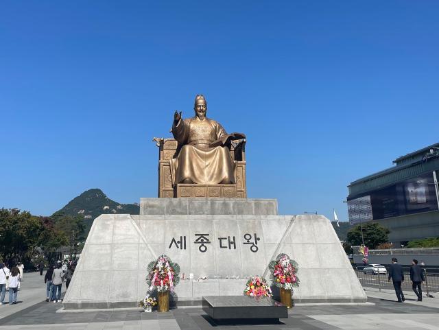 광화문광장에 조성된 세종대왕 동상 세종대왕은 한글 창제를 비롯해 조선시대 문화 융성에 이바지했다 사진김다이 기자