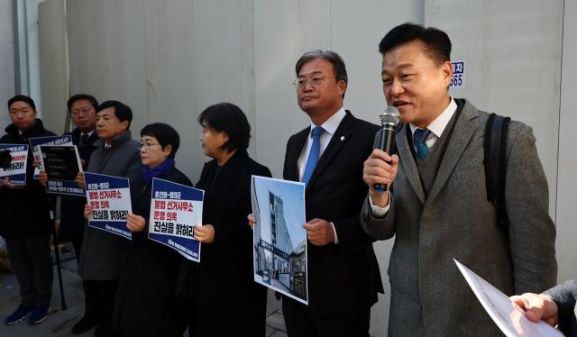 더불어민주당 명태균 게이트 진상조사단은 지난 18일 오전 윤석열 대통령의 대선 기간 불법 선거사무소 운영 의혹을 받는 서울 강남구 신사동의 한 사무실 앞에서 기자회견을 열었다 사진연합뉴스