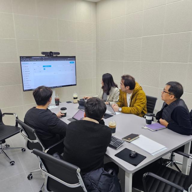 한국산업단지공단 경북지역본부 관계자들이 기업을 방문해 웹설치  및 운용법을 설명 하고 있다 사진한국산업단지공단 경북지역본부