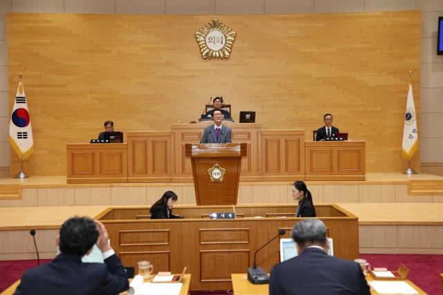 지난 19일 324회 신안군의회 제2차 정례회에서 박우량 신안군수가 시정연설을 하고 있다사진신안군