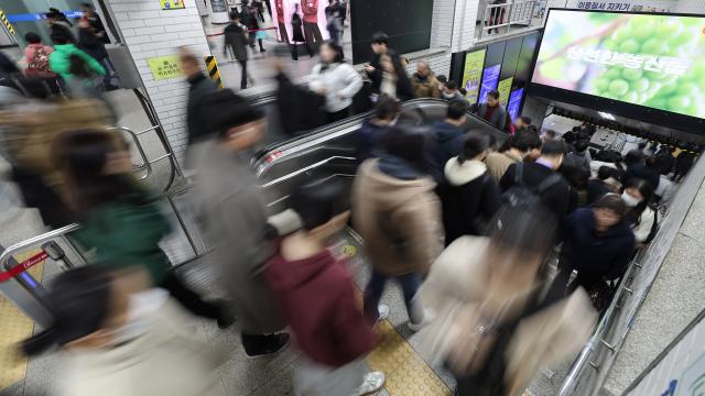 서울지하철 18호선을 운영하는 서울교통공사 노동조합이 총파업을 예고하며 준법운행을 시작한 20일 오전 서울 구로구 신도림역의 모습 사진연합뉴스