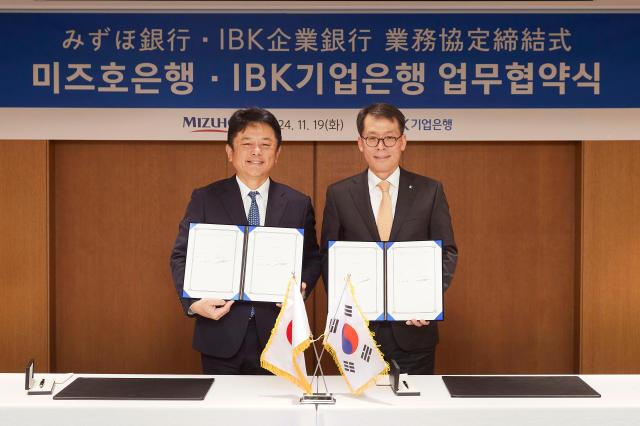 지난 19일 서울 중구 기업은행 본점에서 열린 업무협약식에서 김성태 IBK기업은행장오른쪽과 카토 마사히코Kato Masahiko 미즈호은행장왼쪽이 기념촬영을 하는 모습 사진IBK기업은행