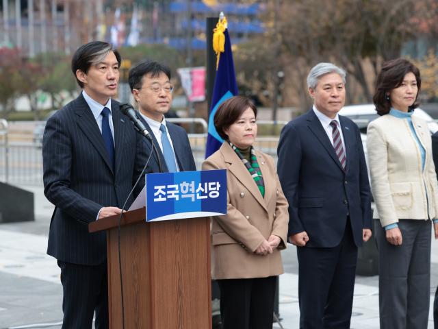 조국 조국혁신당 대표가 20일 오전 서울 종로구 광화문광장 이순신 장군 동상 앞에서 열린 윤석열 대통령 탄핵소추안 초안 공개 기자회견에서 발언하고 있다 사진연합뉴스